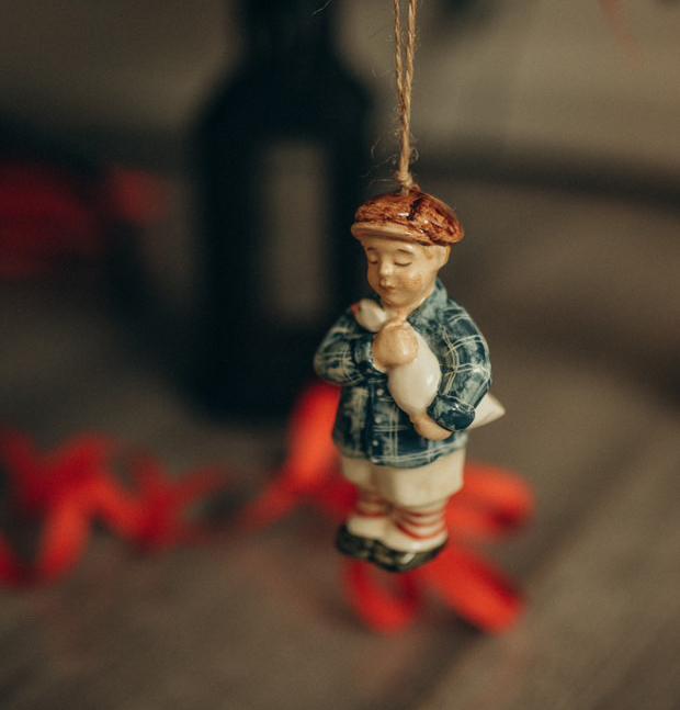 Елочная игрушка Мальчик с гусёнком