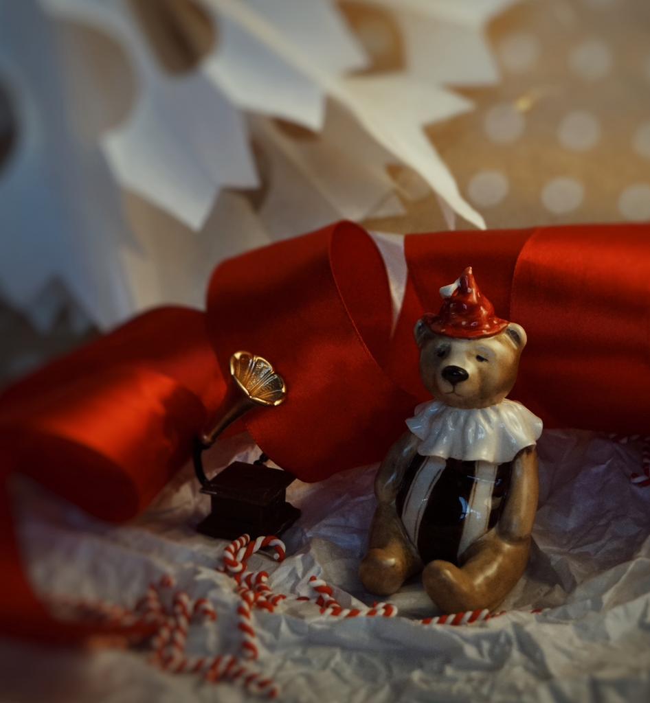 Елочная игрушка «Медвежонок в колпачке» (черно-белая полоска)