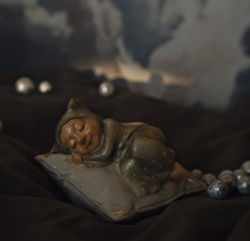 Елочная игрушка «Варвара и бессонница»