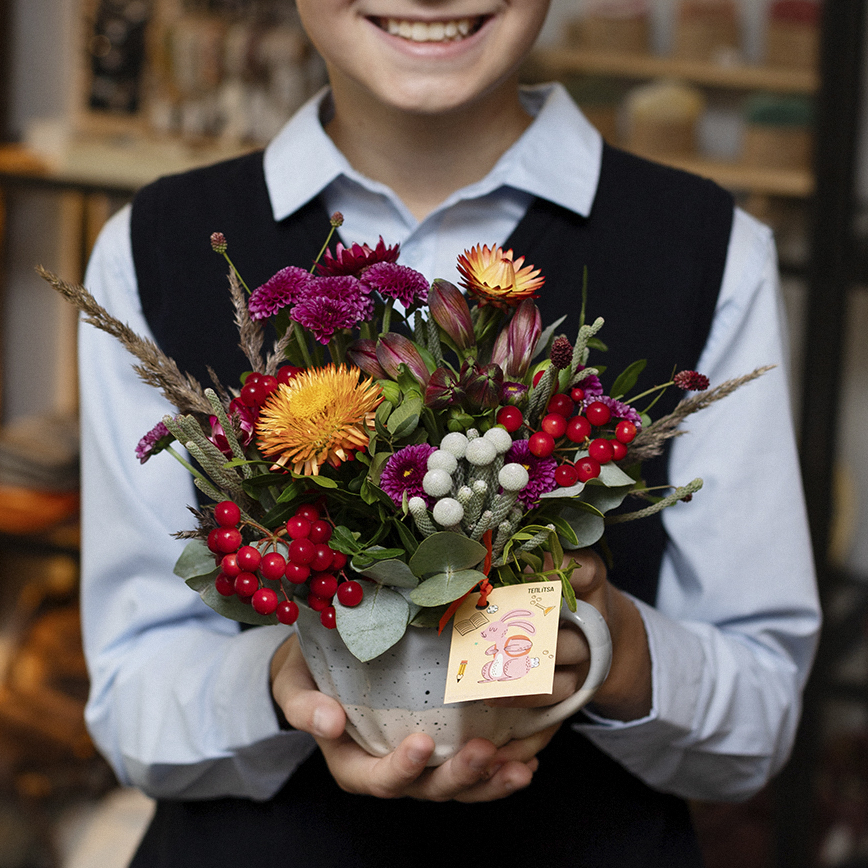 Композиция в керамической кружке "Знания и цвет"