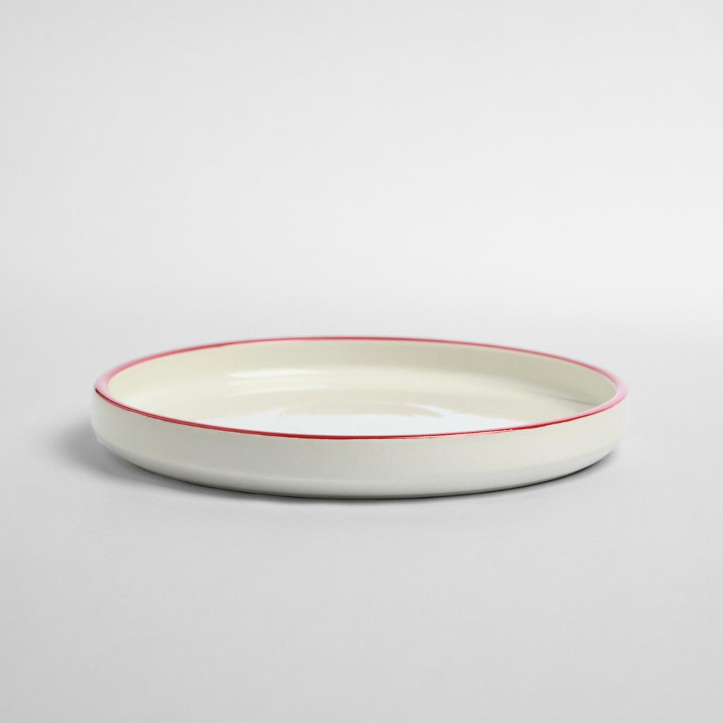 Тарелка белая с красным кантом