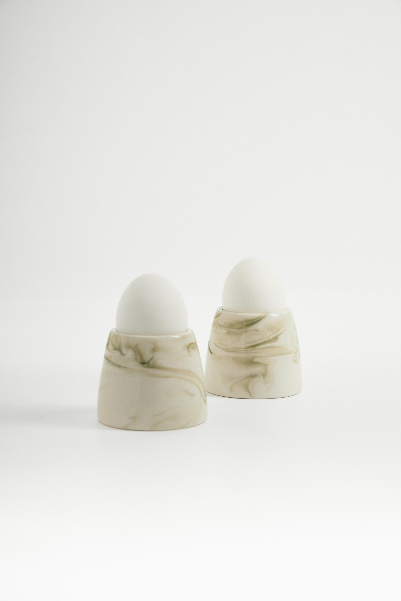 Подставка под яйцо бело-гороховая