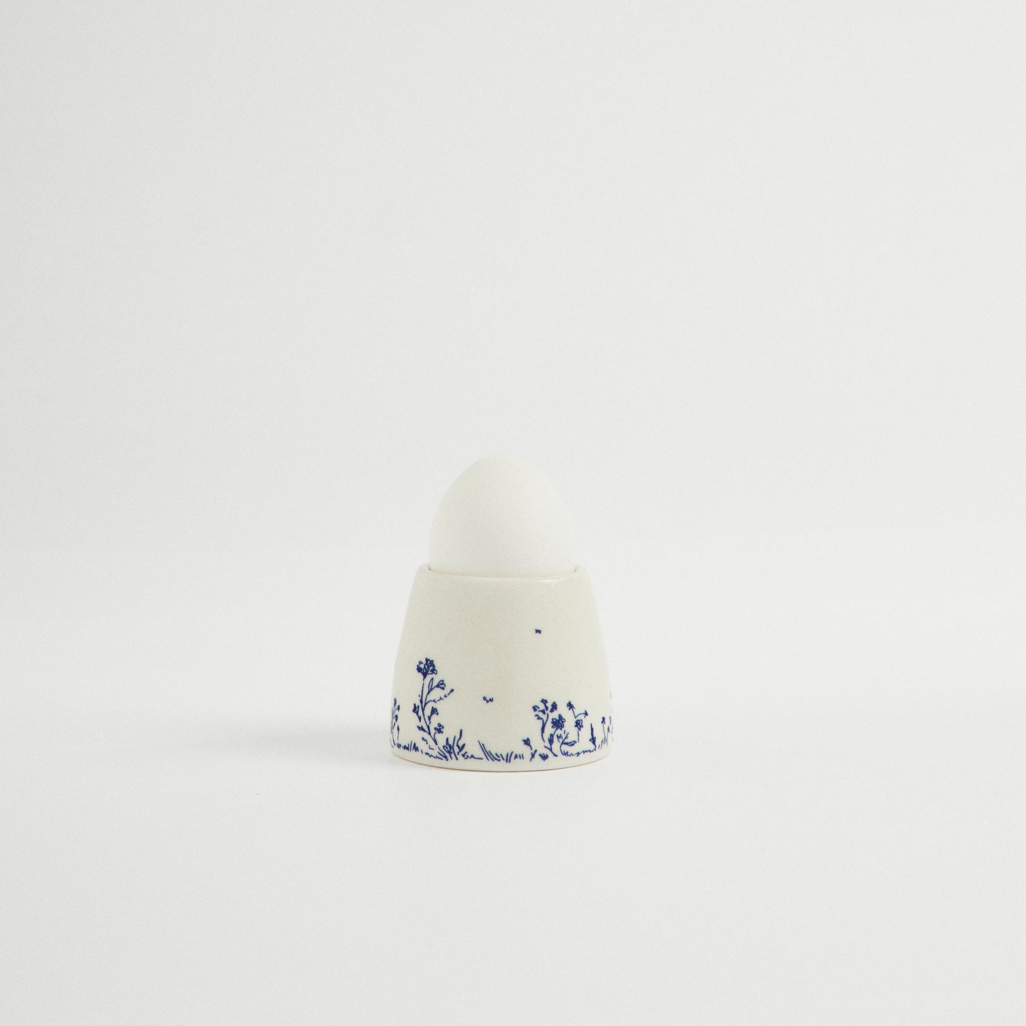 Подставка под яйцо с синим орнаментом