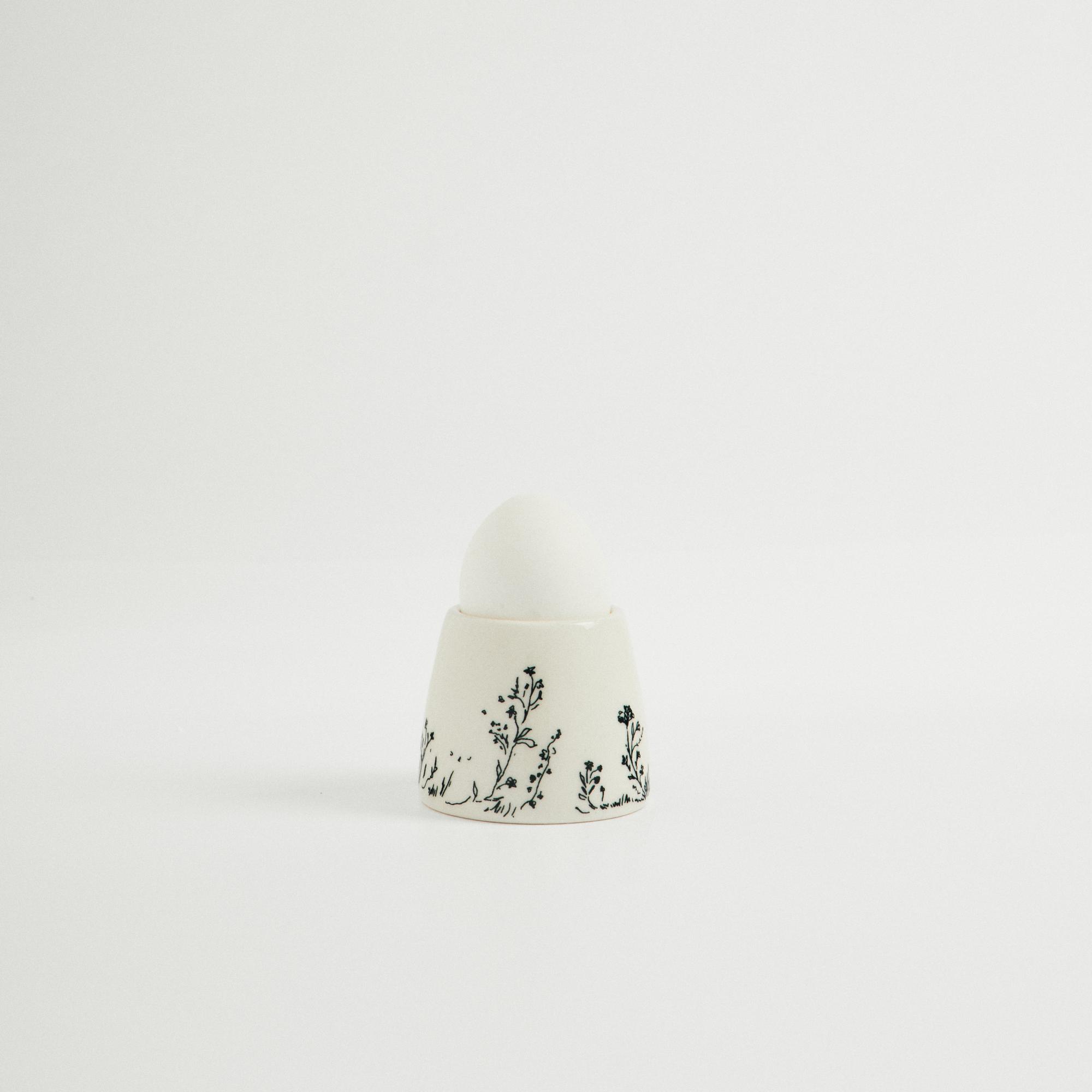 Подставка под яйцо с зеленым орнаментом