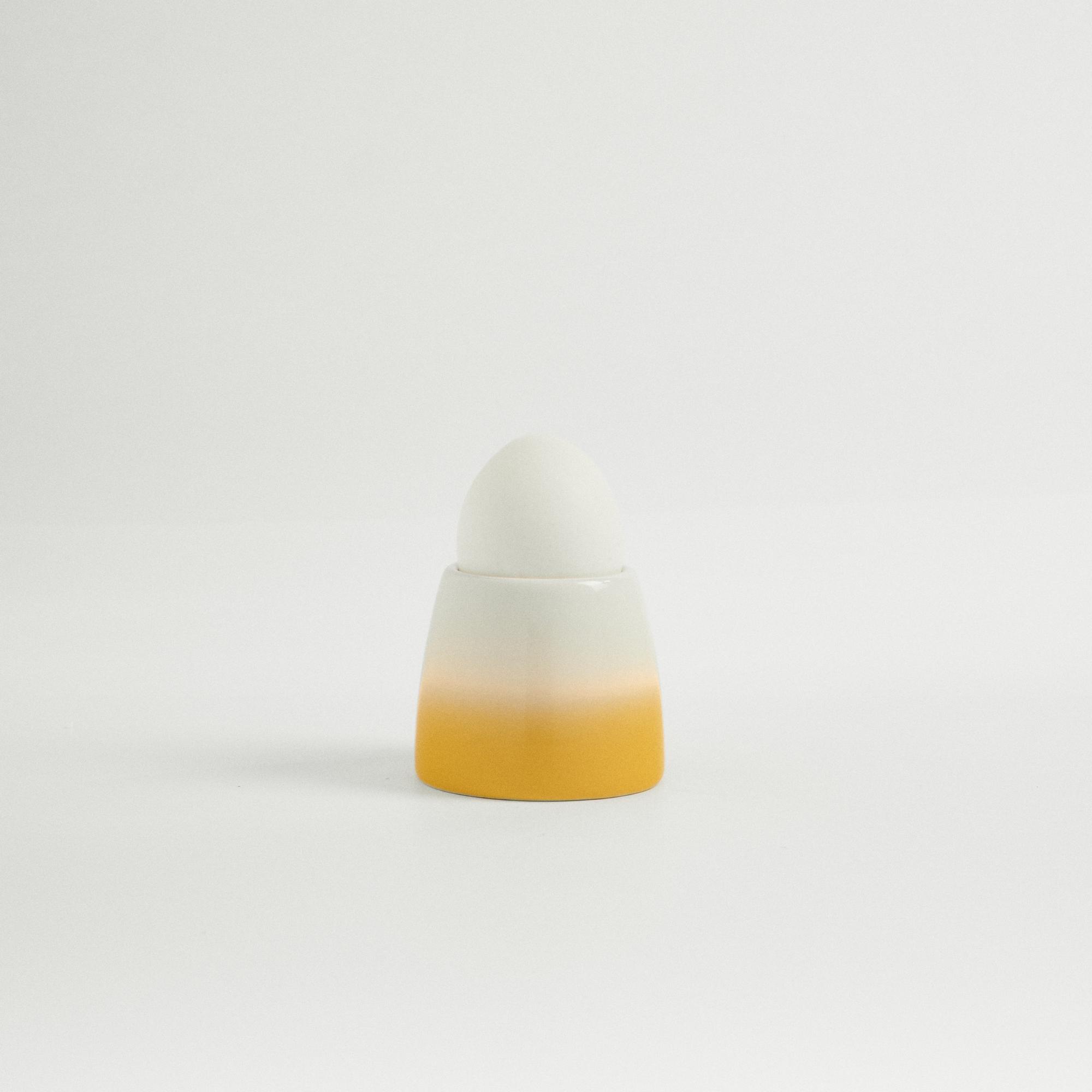 Подставка под яйцо бело-желтая омбре