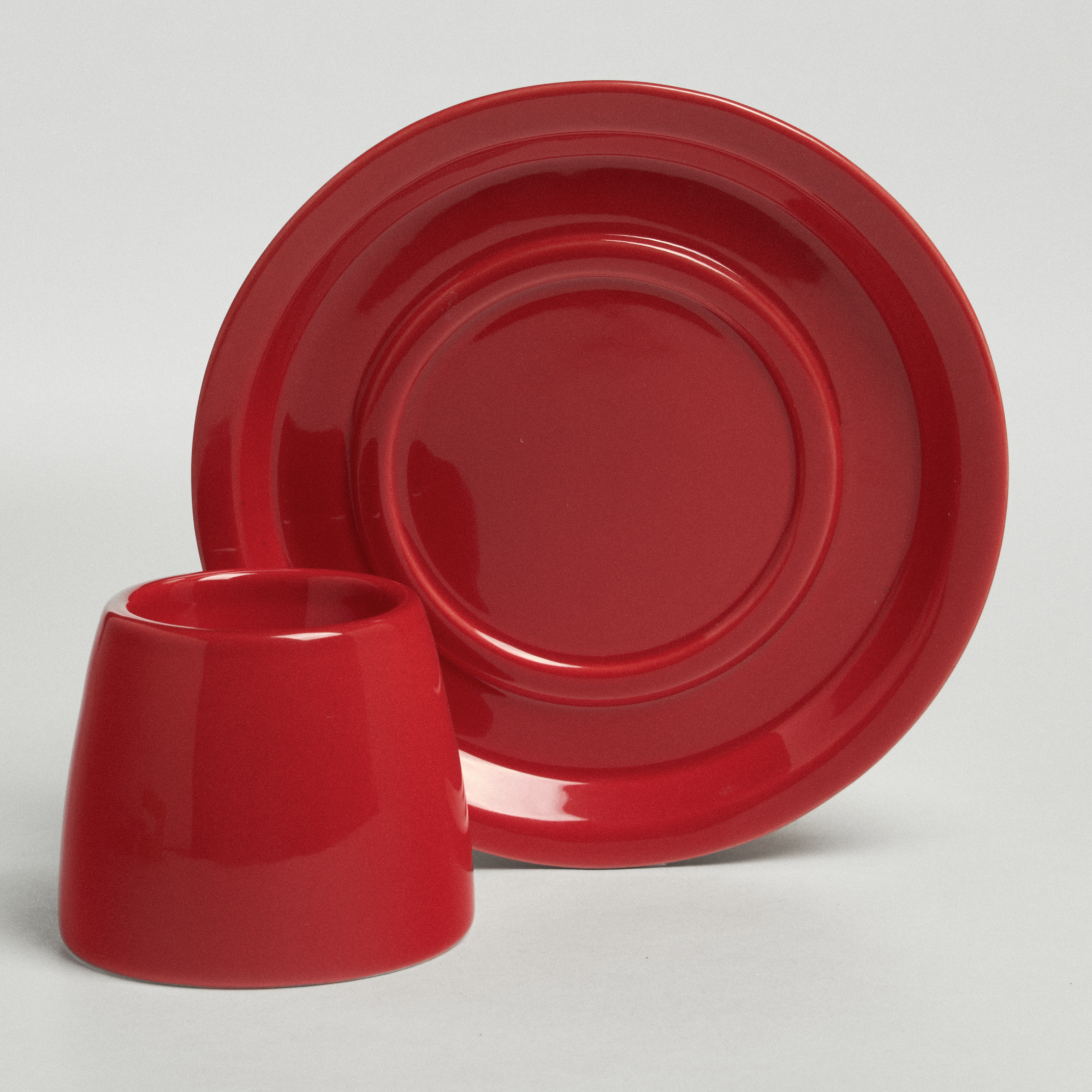 Набор: блюдце 13см и подставка для яйца красного цвета