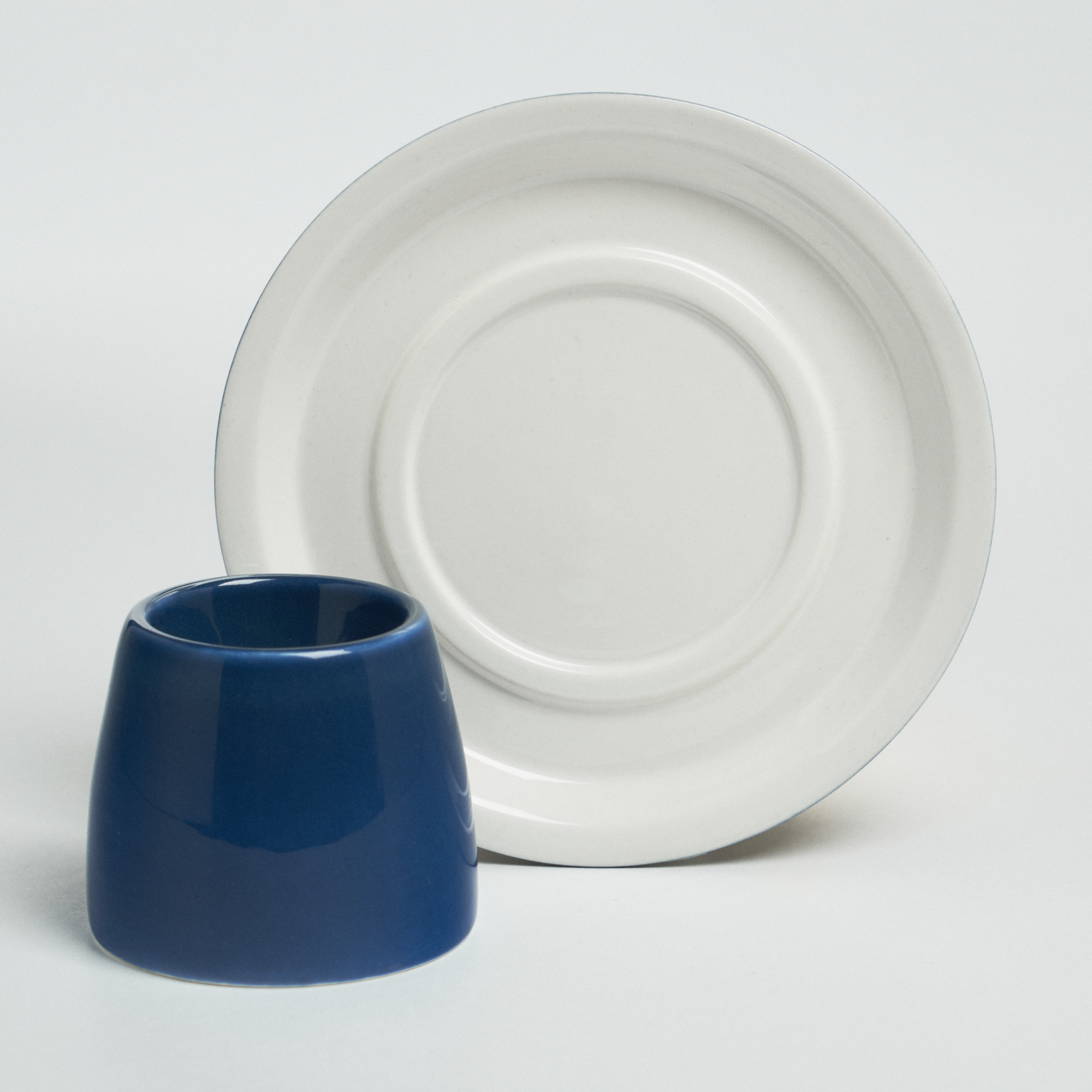 Набор: блюдце 13см и подставка для яйца синего и белого цветов