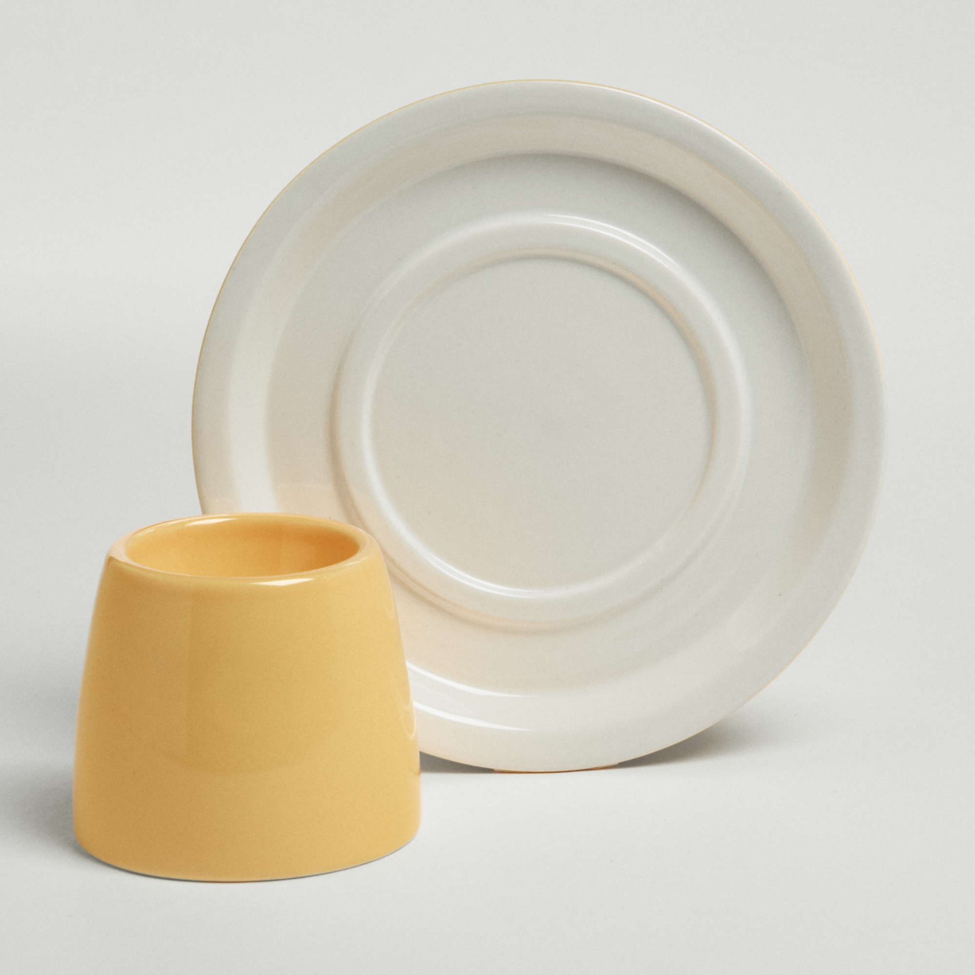 Набор: блюдце 13см и подставка для яйца желтого и белого цветов