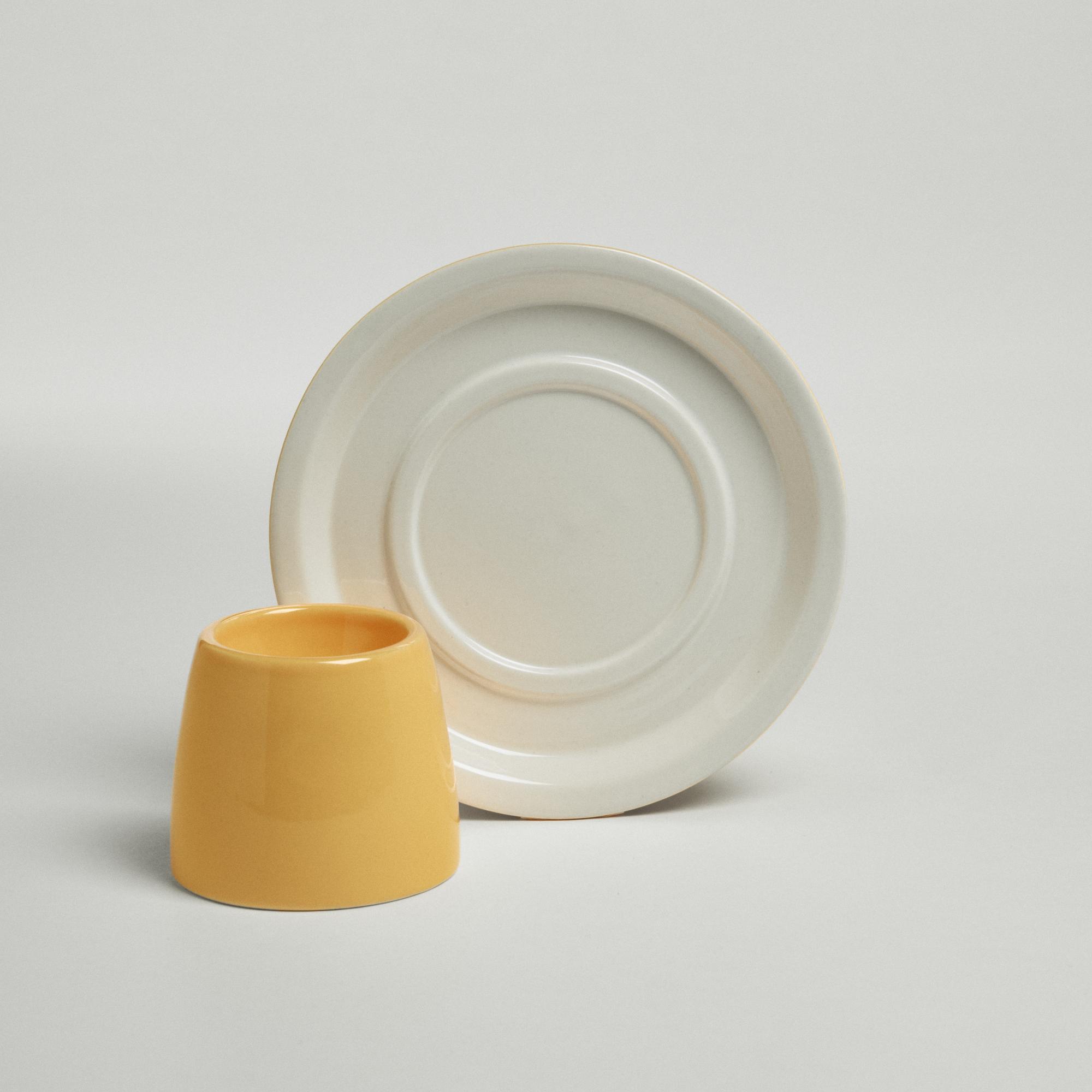 Набор: блюдце 13см и подставка для яйца желтого и белого цветов