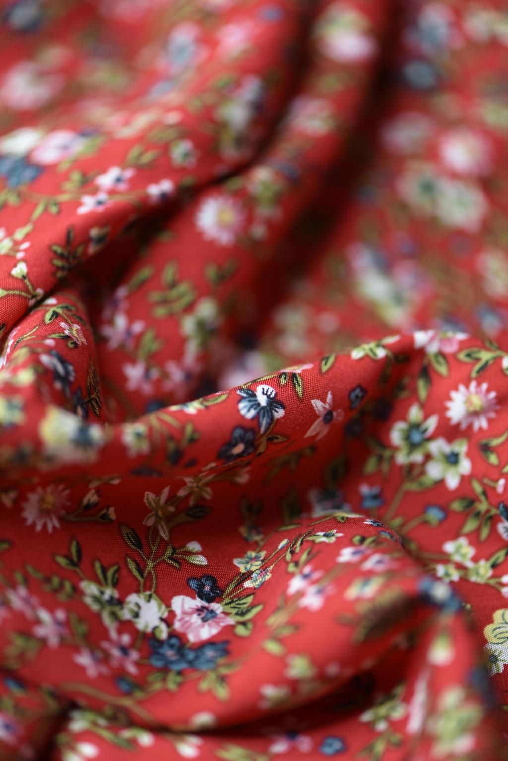 Штапель "Полевые цветы на красном"