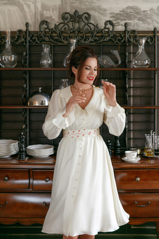 МОЛОЧНОЕ ПЛАТЬЕ ИЗ СТРУЯЩЕГОСЯ ШЕЛКА С ФИГУРНЫМ ВОРОТНИКОМ