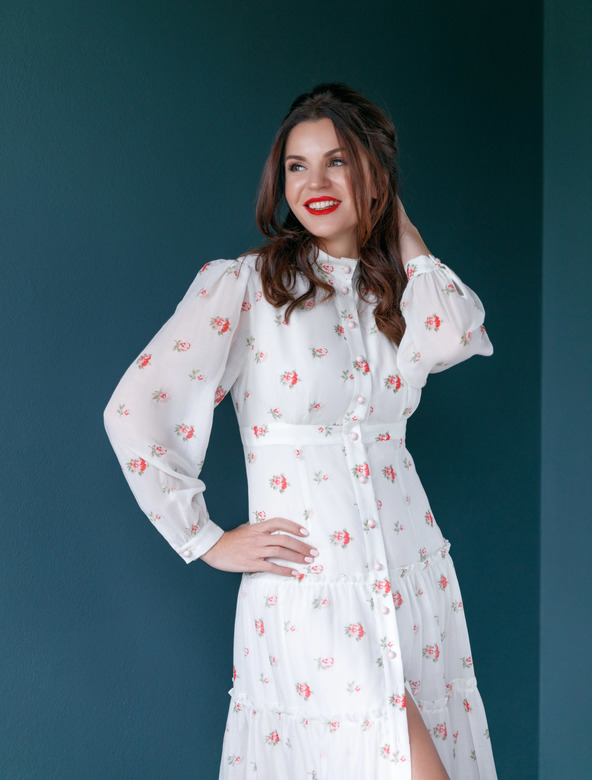 ЦВЕТОЧНОЕ МАКСИ-ПЛАТЬЕ С ОБОРКАМИ