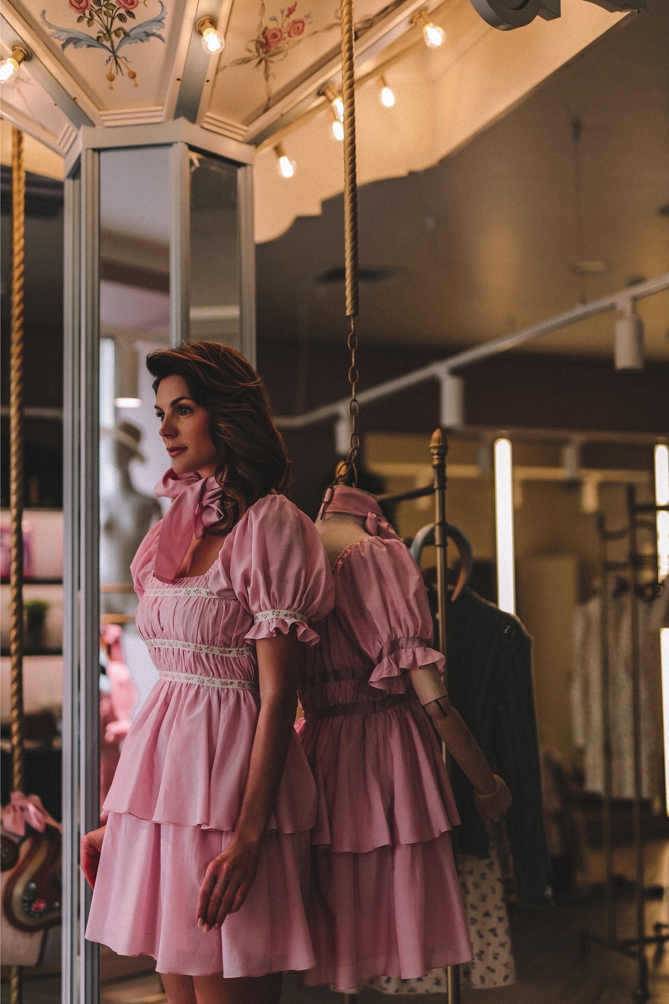 ПЛАТЬЕ С ОБОРКАМИ И ЦВЕТОЧНОЙ ЛЕНТОЙ