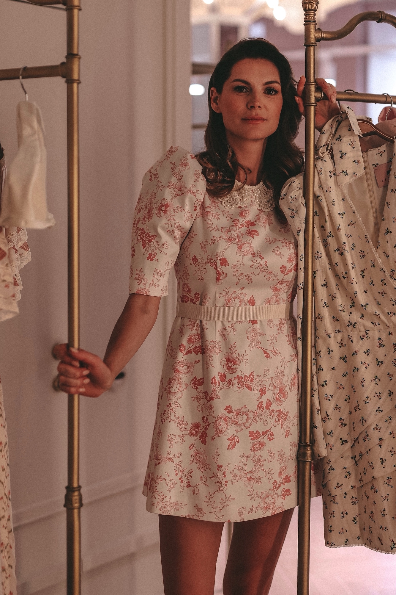 ЦВЕТОЧНОЕ ПЛАТЬЕ МИНИ С ВЯЗАНЫМ ВОРОТНИКОМ