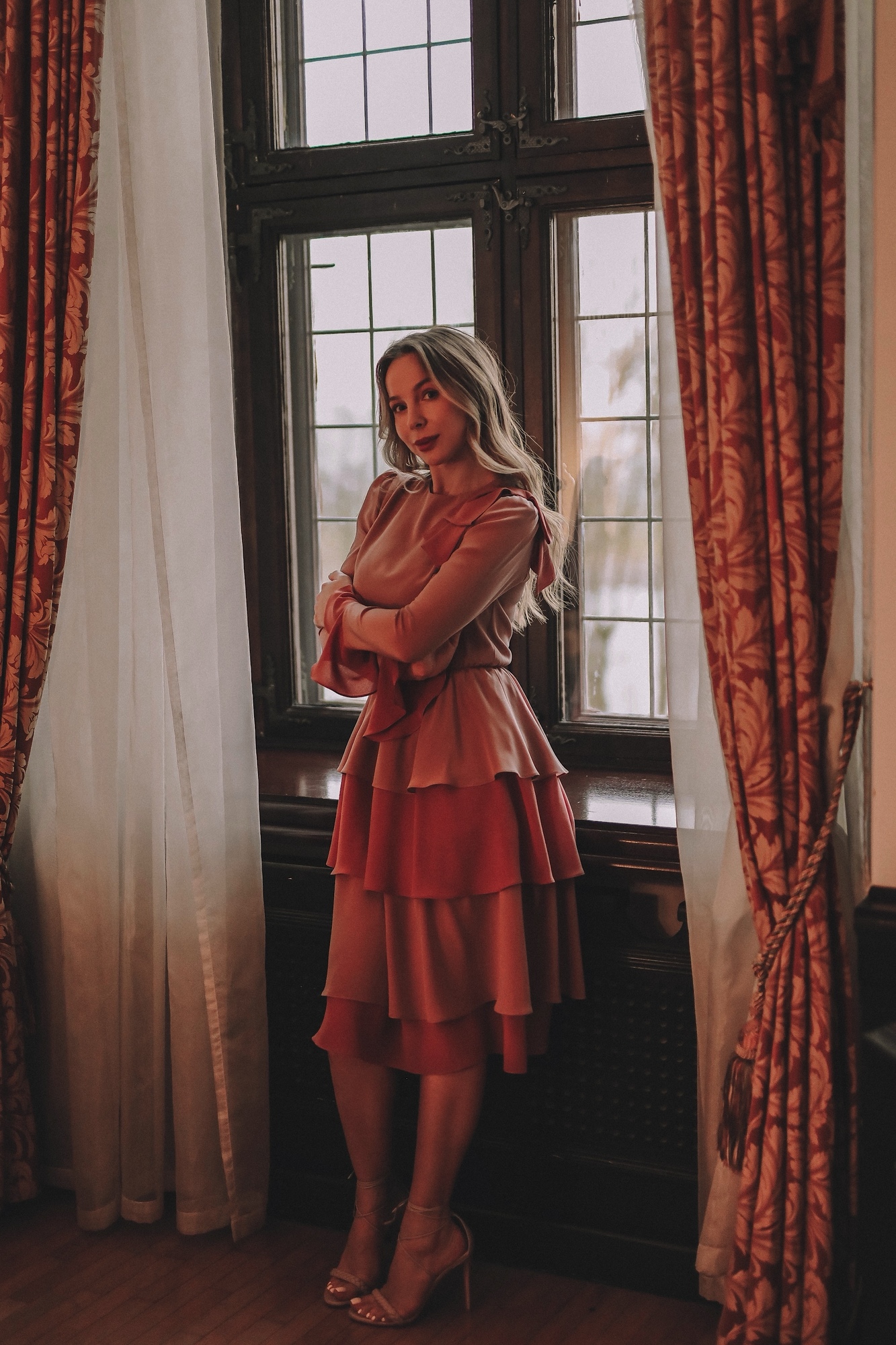 ПЛАТЬЕ ИЗ СТРУЯЩЕГОСЯ ШЕЛКА С ВОЛАНАМИ