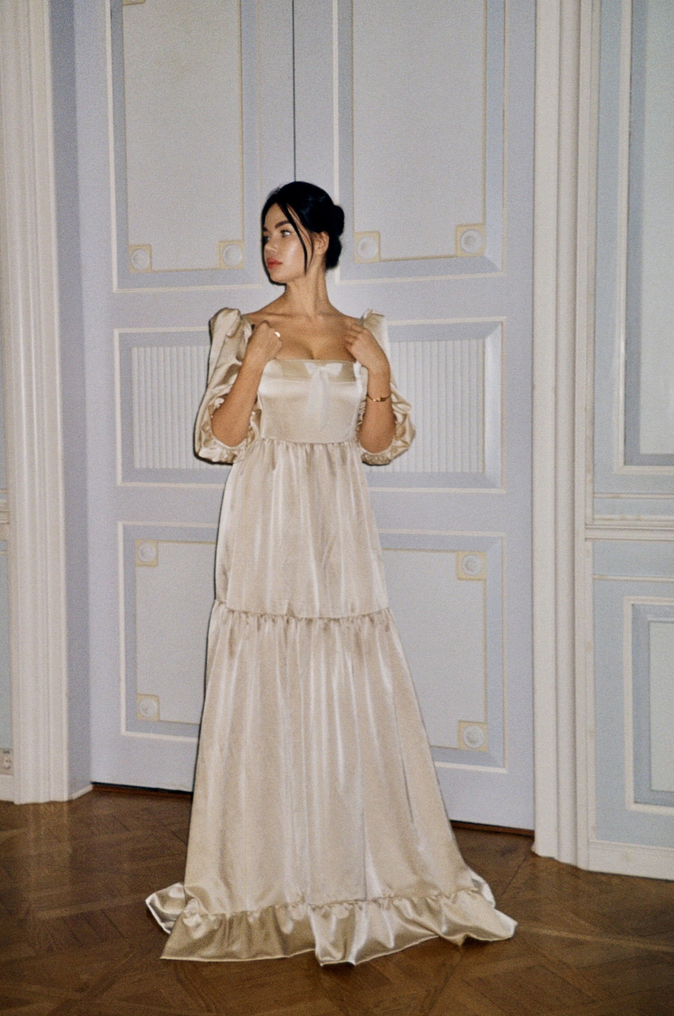 ЗОЛОТОЕ ВЕЧЕРНЕЕ ПЛАТЬЕ  СО ШЛЕЙФОМ