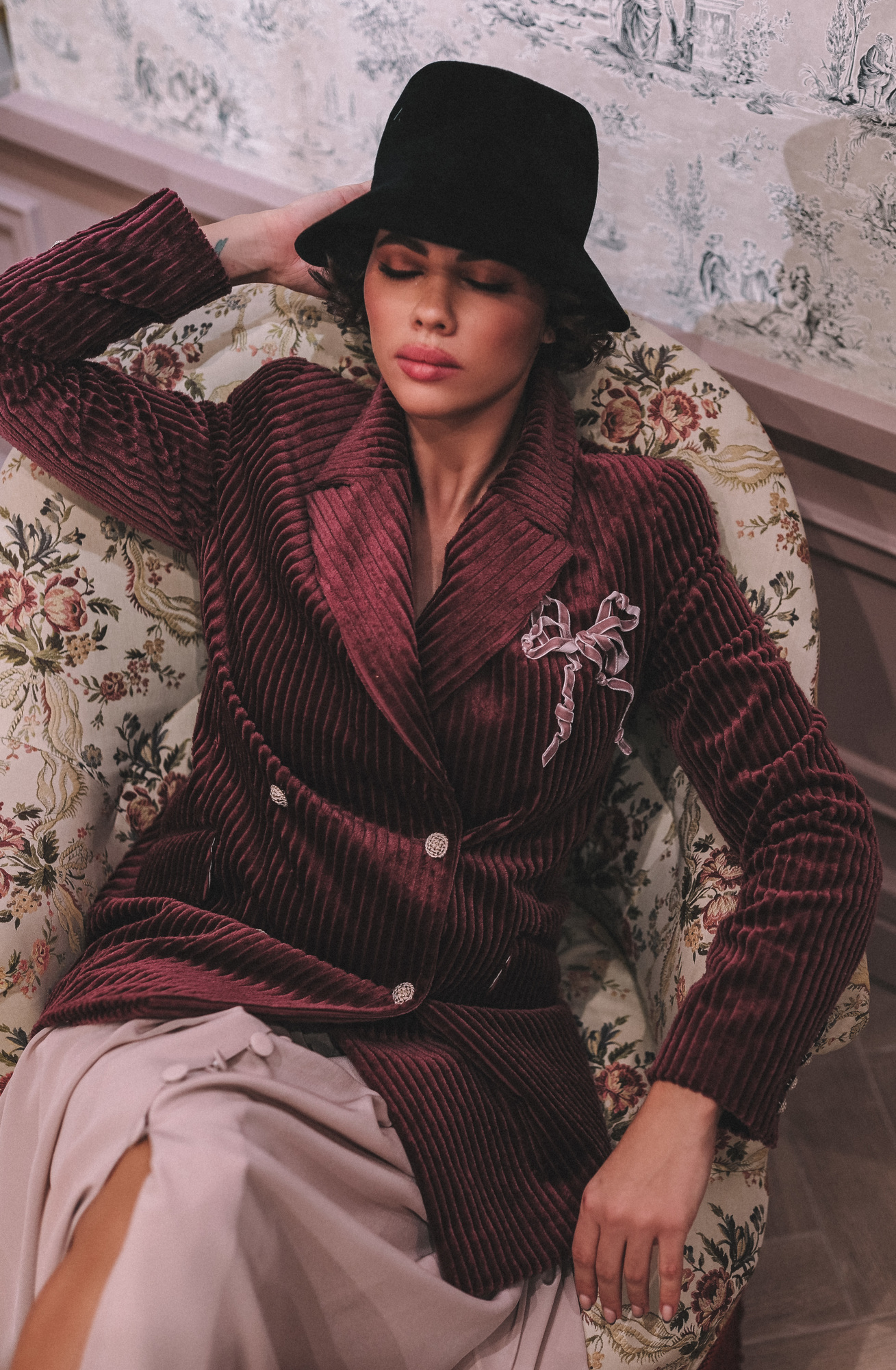 ЖАКЕТ ИЗ ВЕЛЬВЕТА С ДЕКОРАТИВНЫМ БАНТОМ