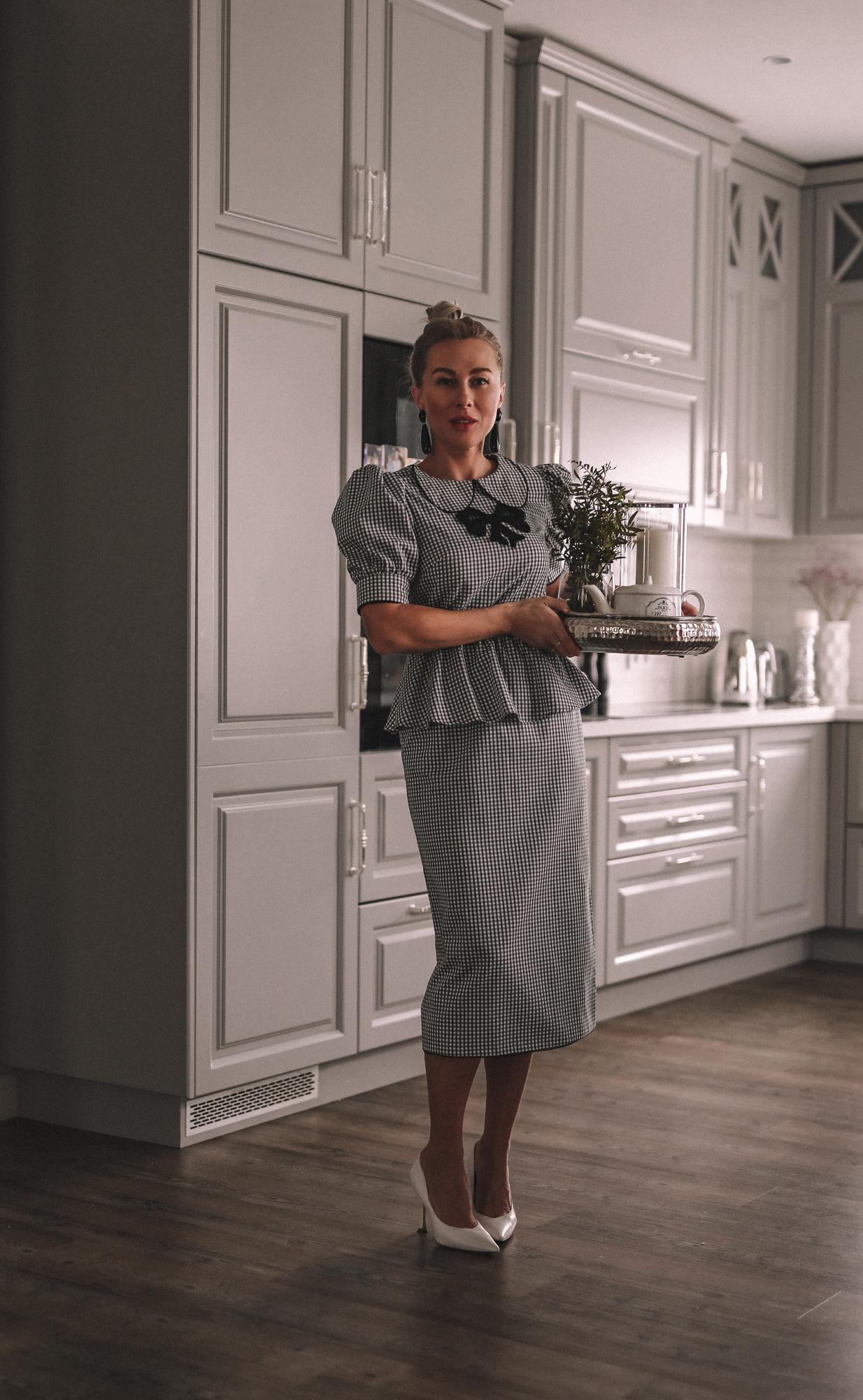 ПЛАТЬЕ В ЧЕРНО-БЕЛУЮ КЛЕТКУ С БАСКОЙ