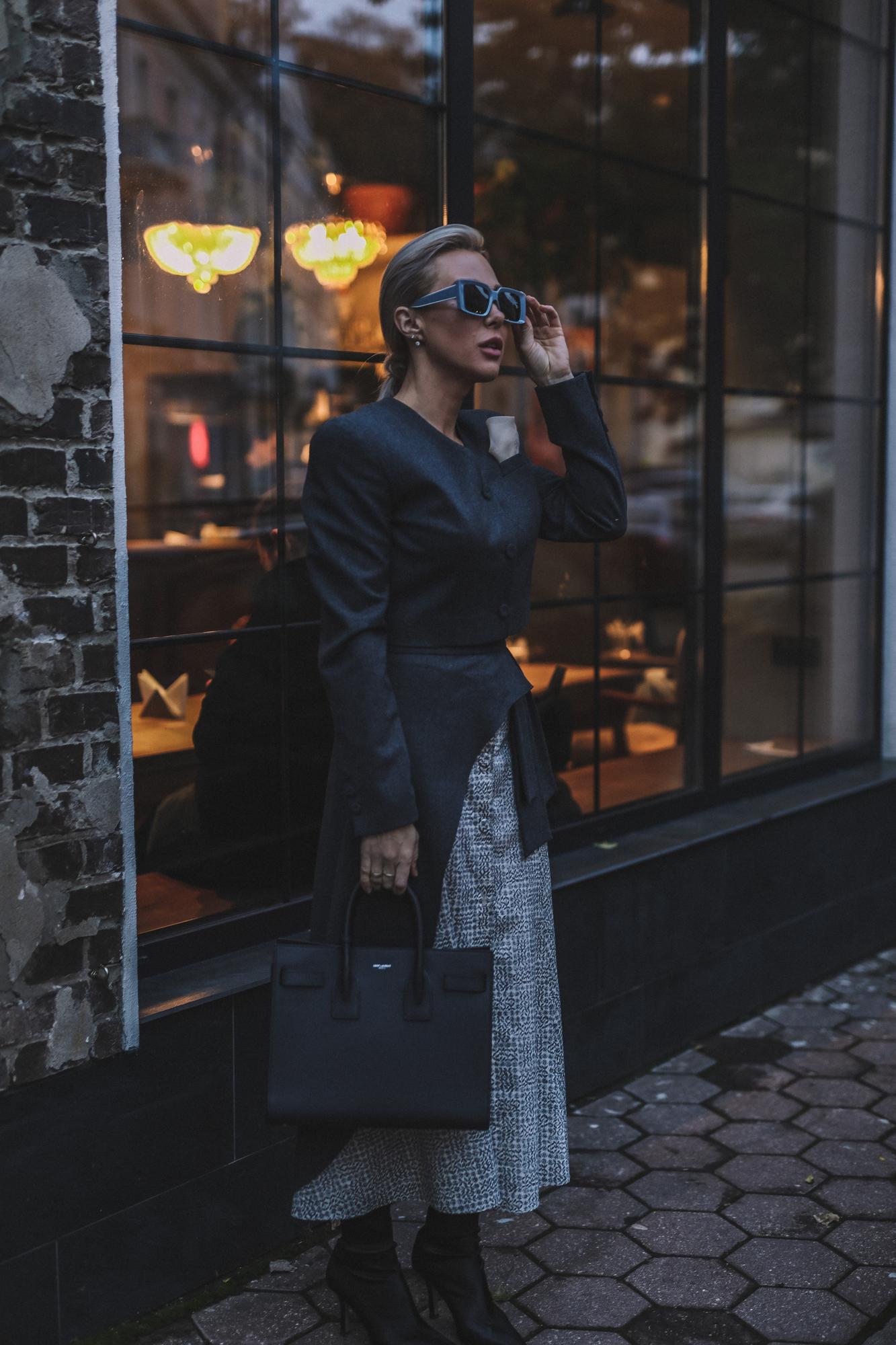 КОСТЮМ С ДЕКОРАТИВНОЙ ВСТАВКОЙ