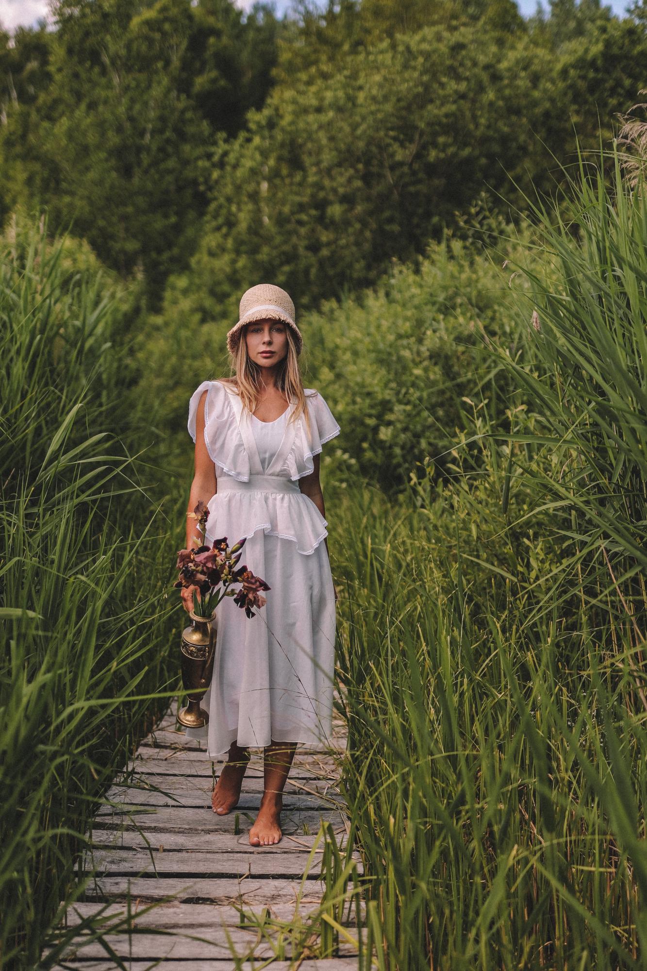 БЕЛОЕ ПЛАТЬЕ С ОБОРКАМИ