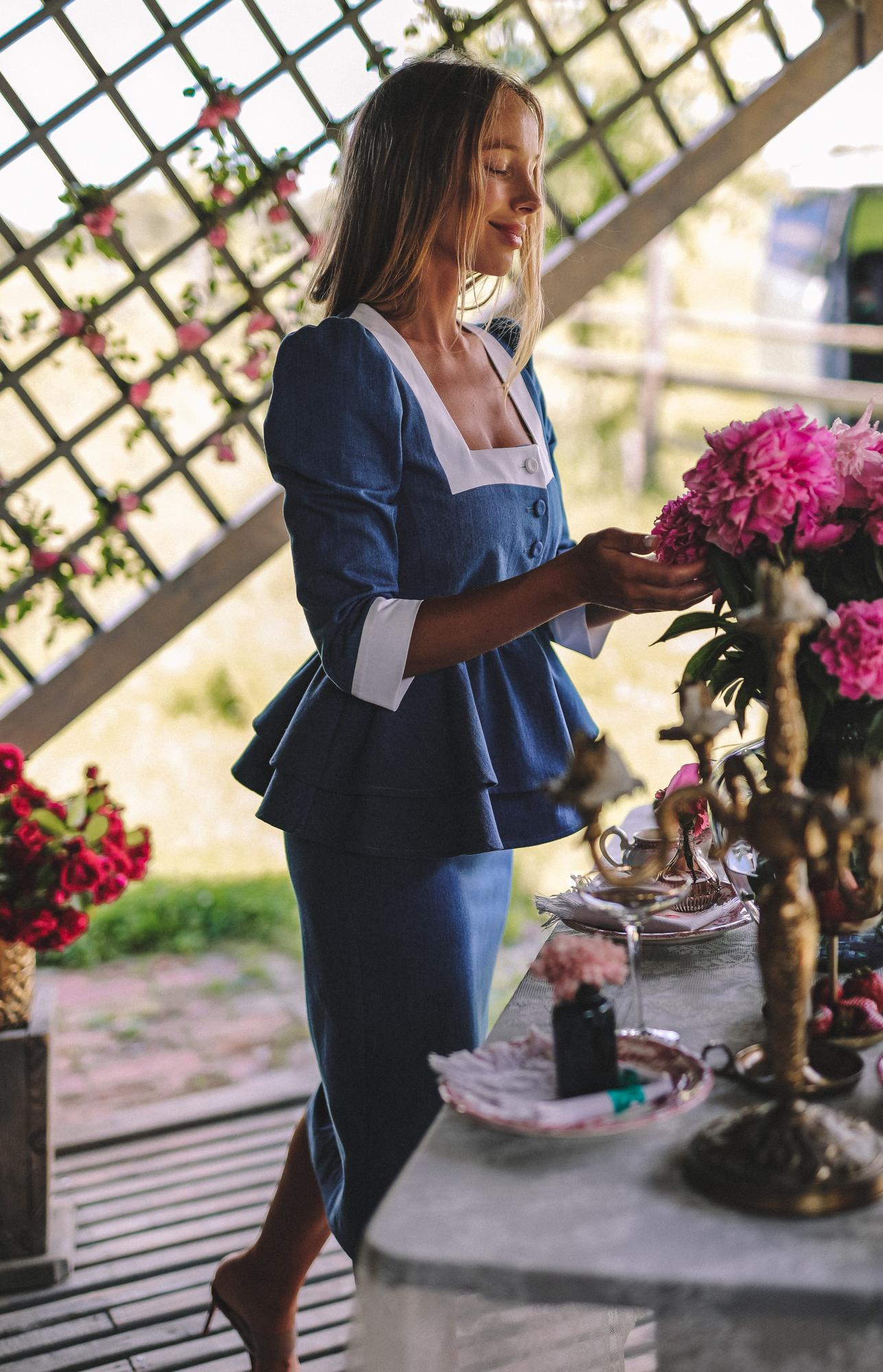 ДЖИНСОВЫЙ КОСТЮМ С КОНТРАСТНОЙ ОТДЕЛКОЙ