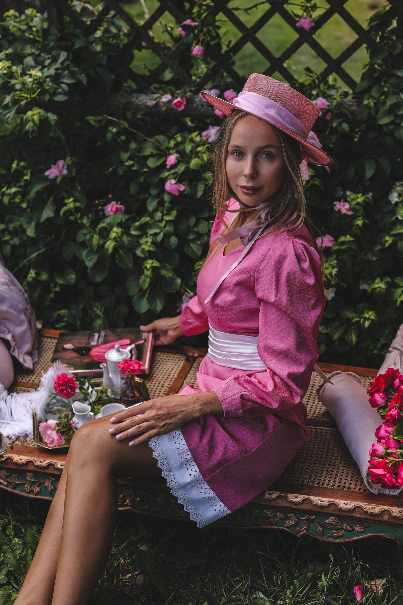 РЕЛЬЕФНОЕ ПЛАТЬЕ С ХЛОПКОВЫМ ШИТЬЕМ