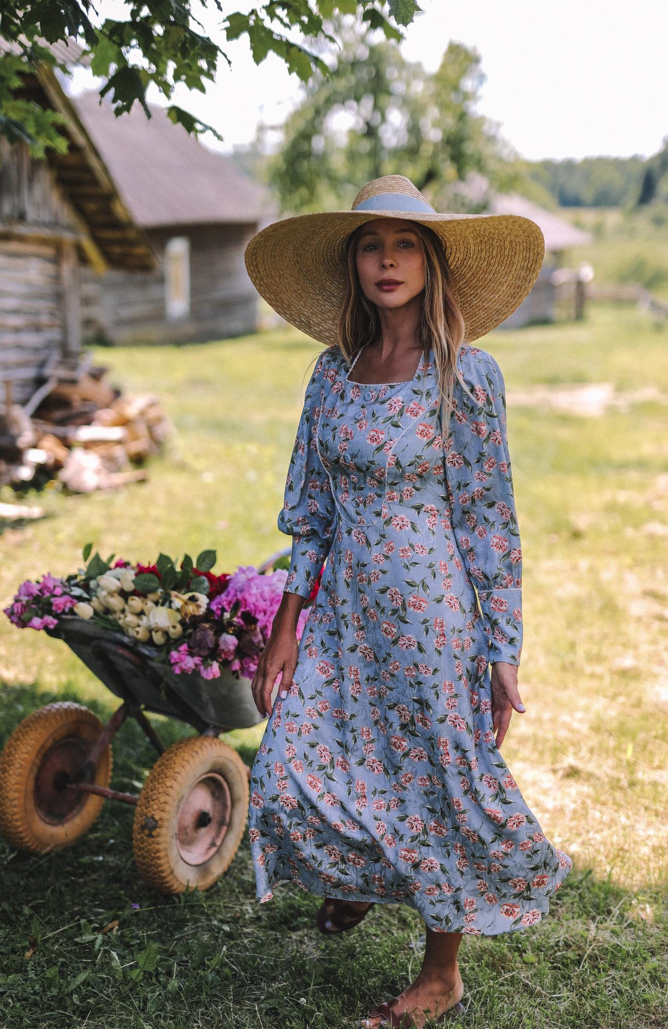 ПЫЛЬНО-ГОЛУБОЕ ПЛАТЬЕ С ФИГУРНЫМ ЛИФОМ