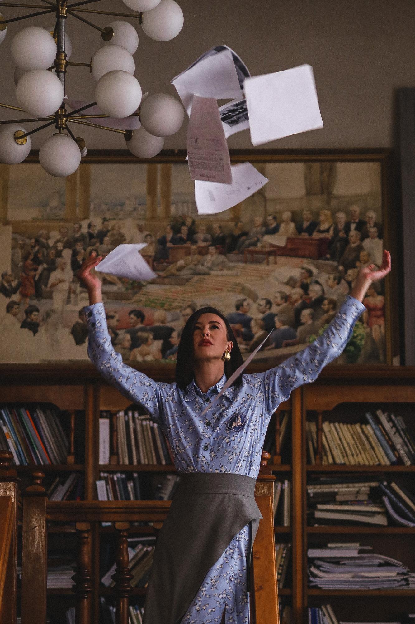 НЕБЕСНО-ГОЛУБАЯ РУБАШКА В ЦВЕТЫ