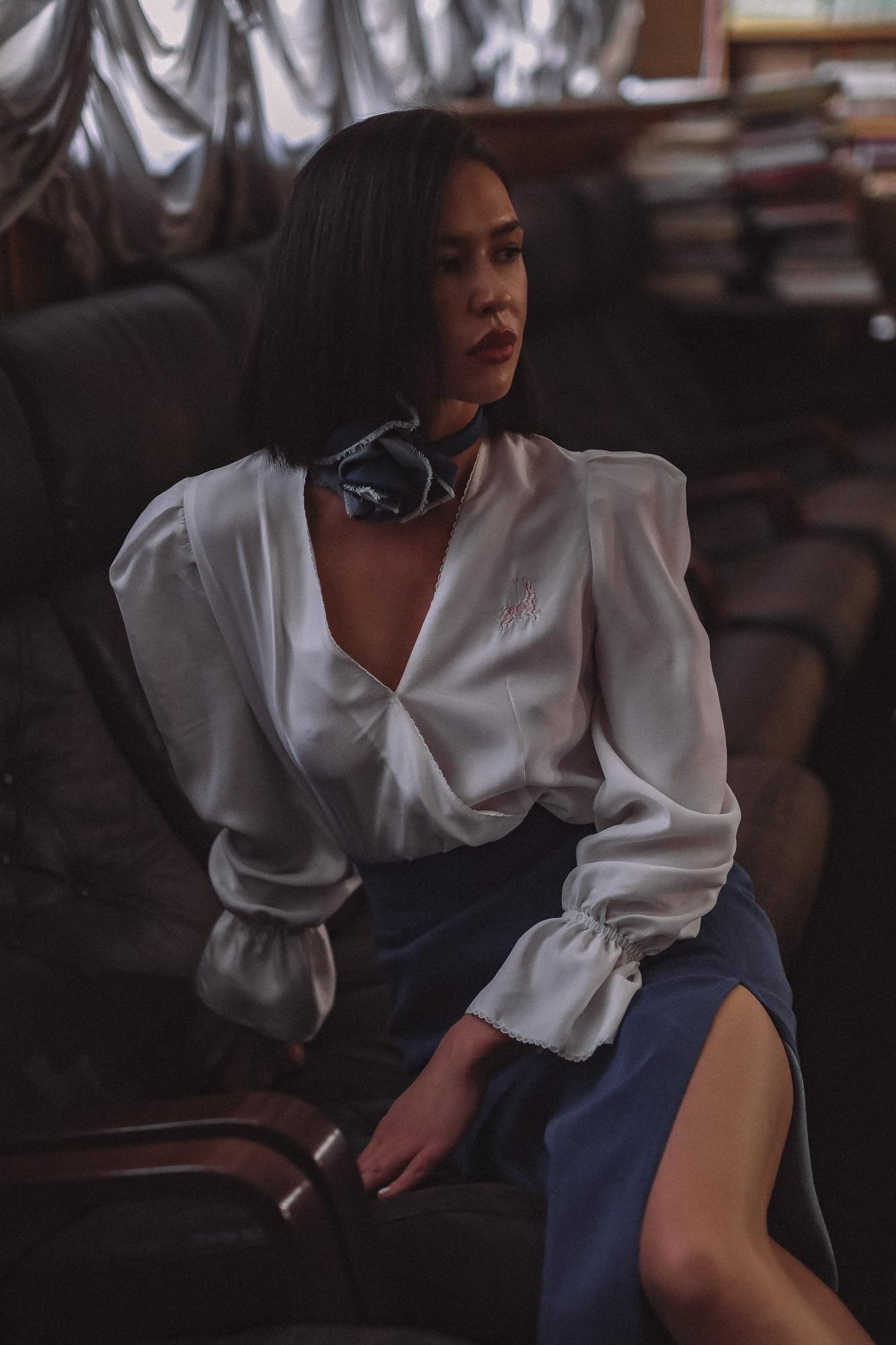 БЛУЗА НА ЗАПАХ С ОБЪЕМНЫМИ ПЛЕЧАМИ