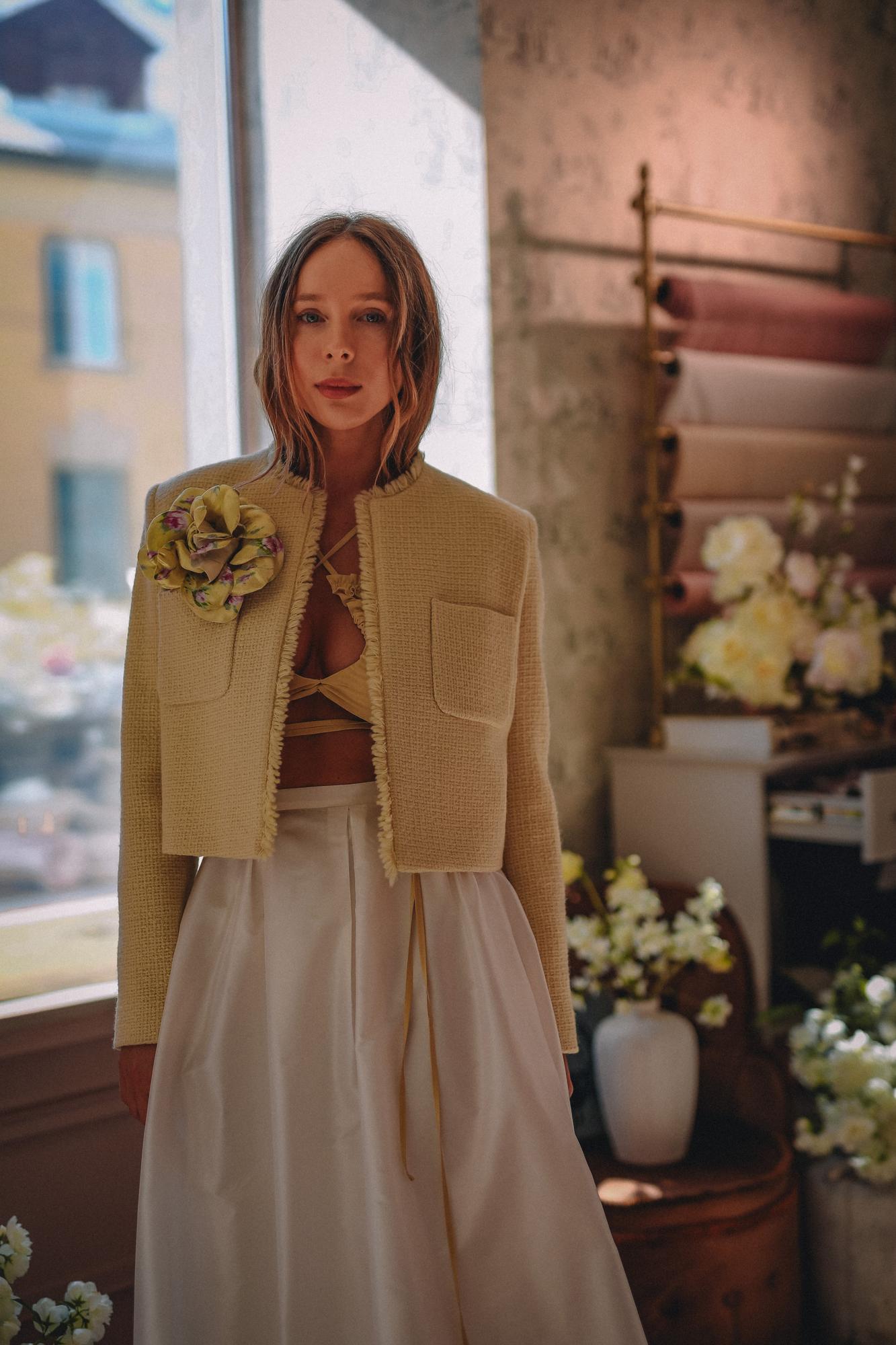 ЖАКЕТ ИЗ ПЫЛЬНО-ЖЕЛТОГО ТВИДА