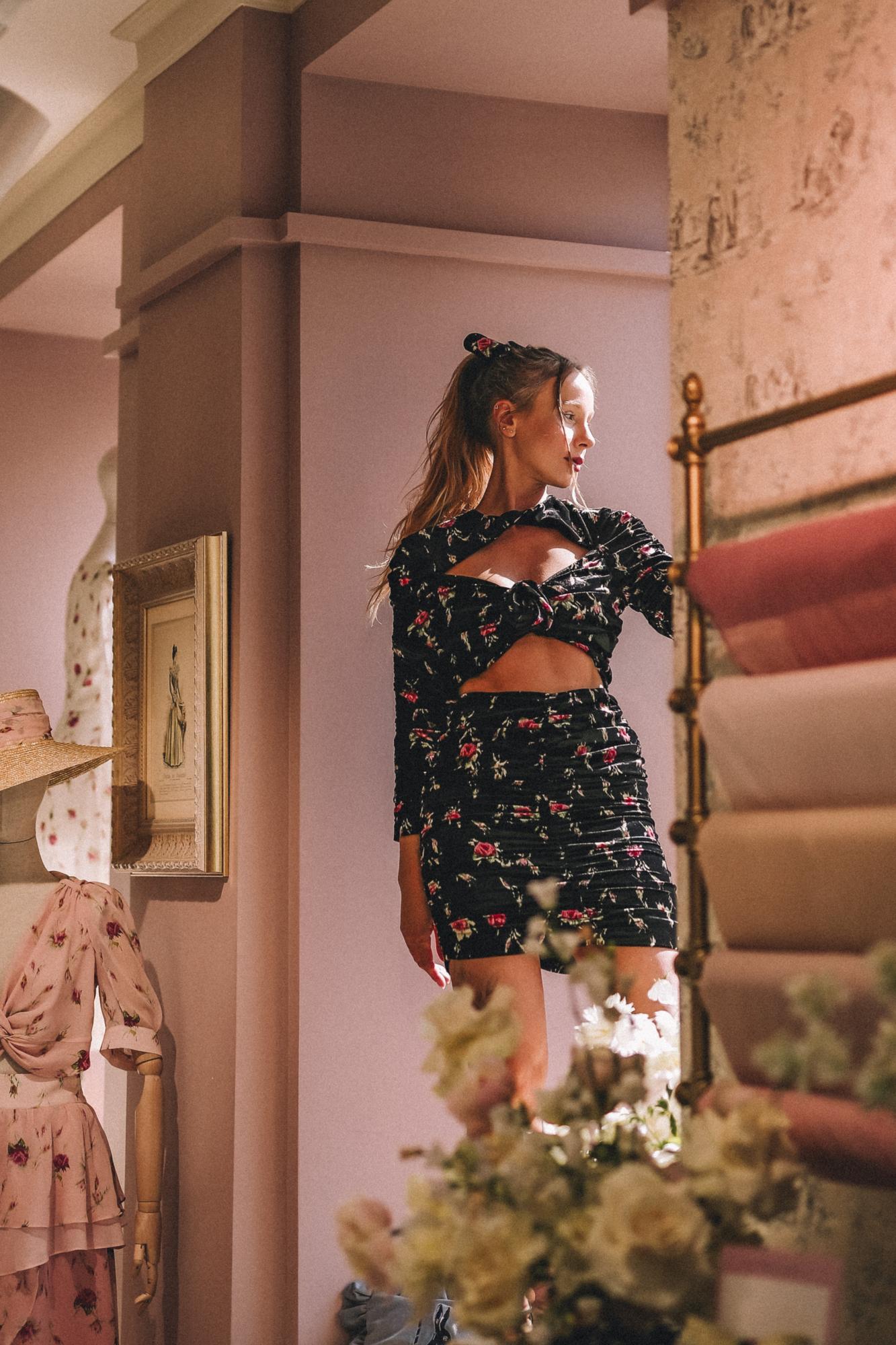 БАРХАТНОЕ ЦВЕТОЧНОЕ ПЛАТЬЕ С ДРАПИРОВКОЙ