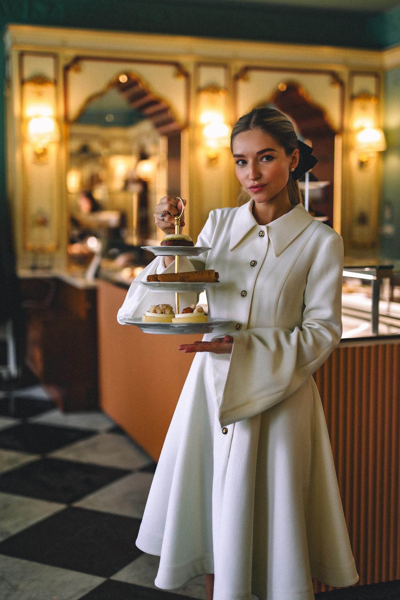 ПЛАТЬЕ ИЗ МОЛОЧНОГО КРЕПА С ЛЕТЯЩИМИ РУКАВАМИ