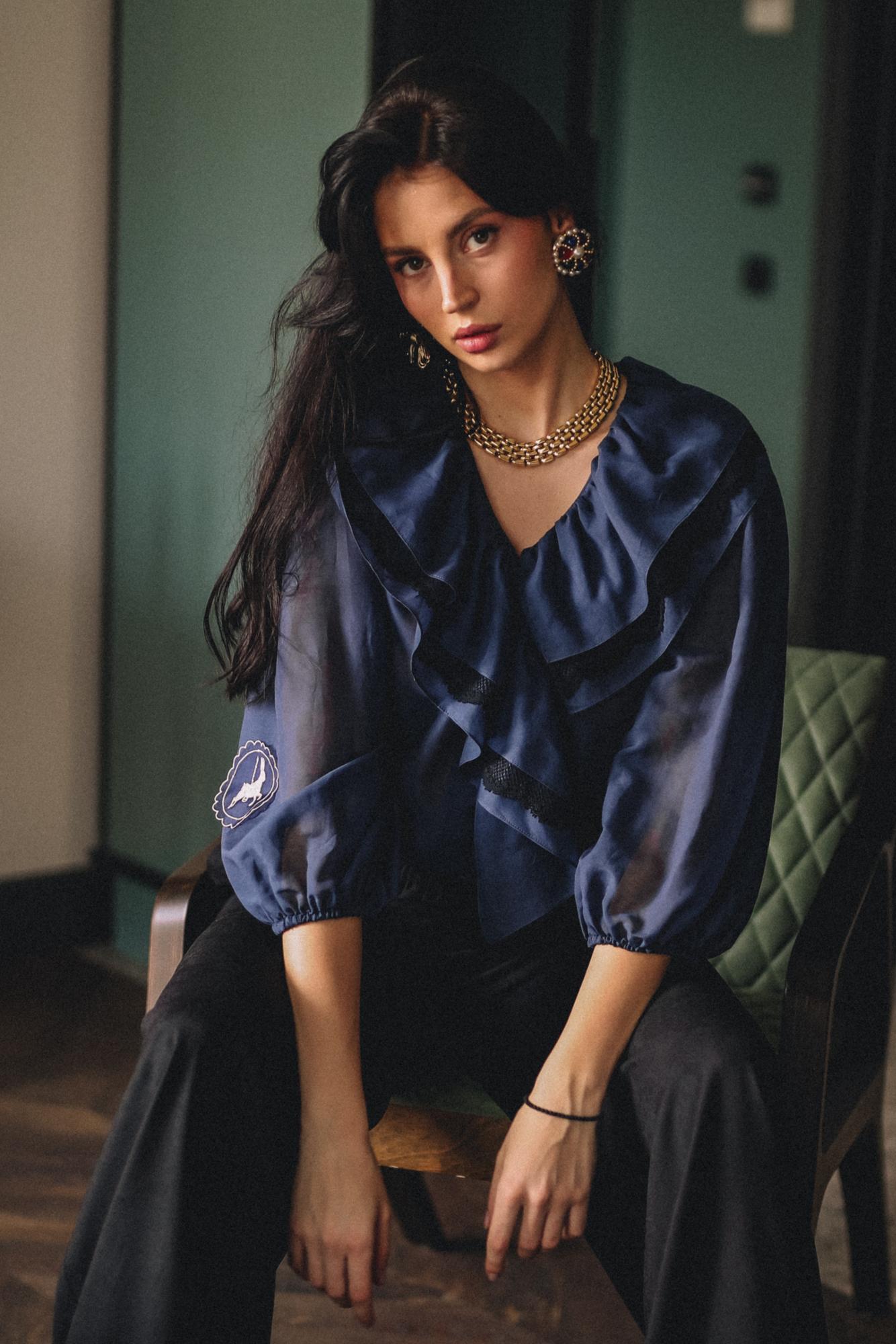 БЛУЗА С ОБЪЁМНЫМИ РУКАВАМИ И ВОЛАНАМИ