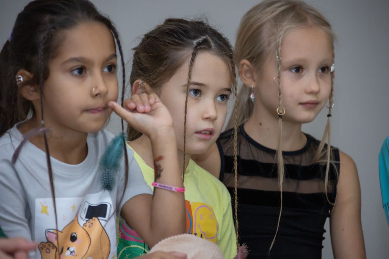 ПЛЕТЕНИЕ КОСИЧЕК С КОЛЕЧКАМИ И ПЕРЫШКАМИ