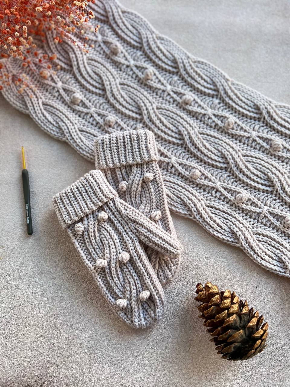 КОМПЛЕКТ  2 МК с косами снуд+варежки