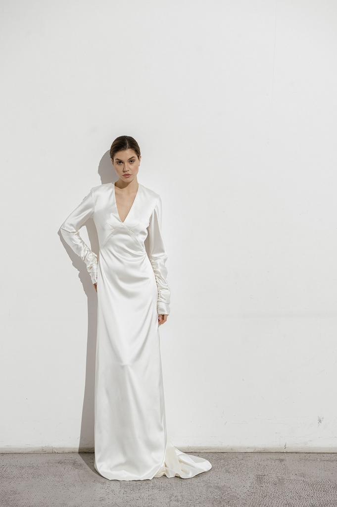 -60%  Силуэтное свадебное платье из атласа