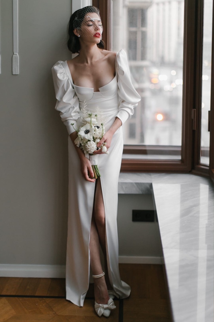 -70%  Платье из плотного атласа с пышным рукавом