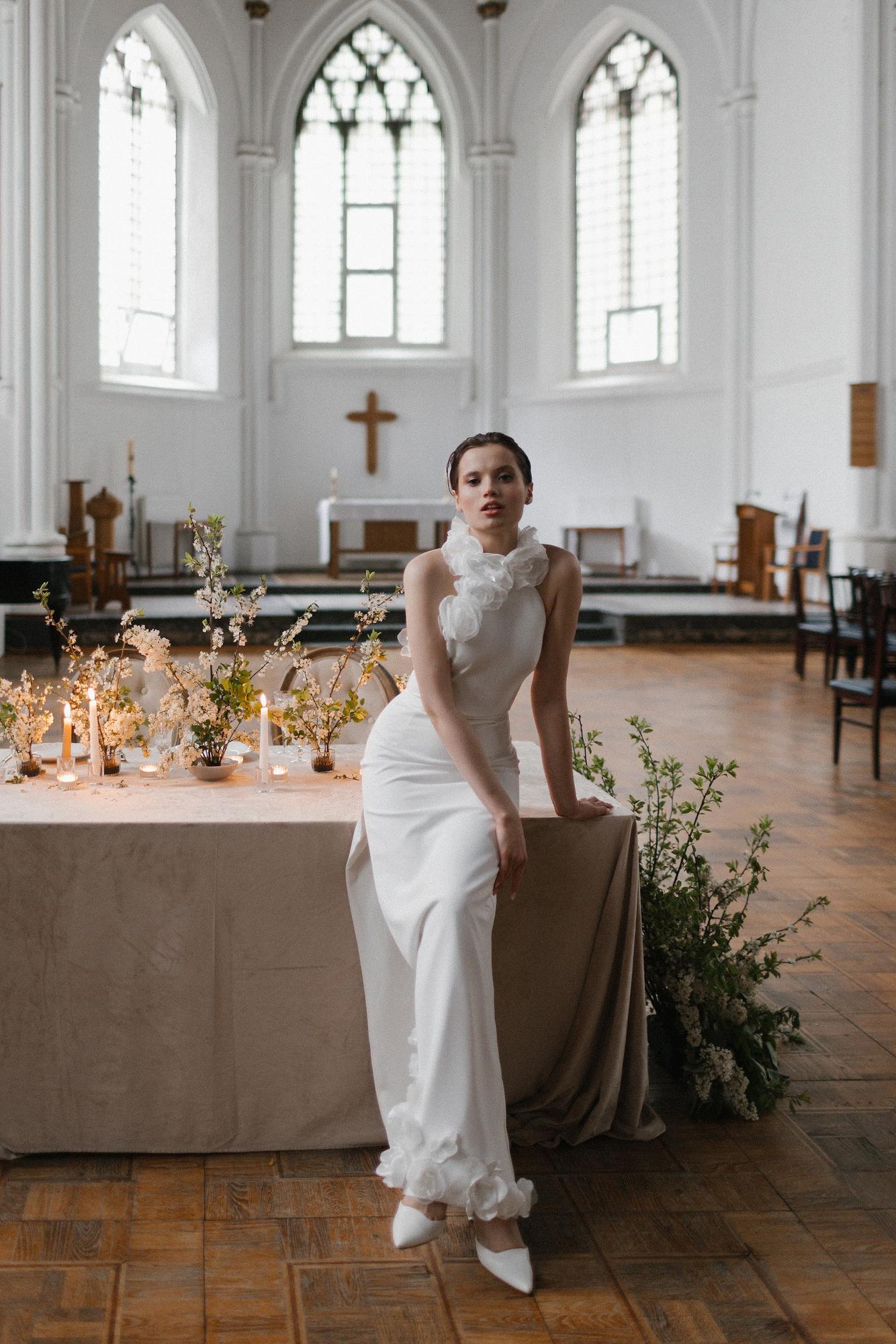 -60%  Силуэтное платье с декором из объемных цветов