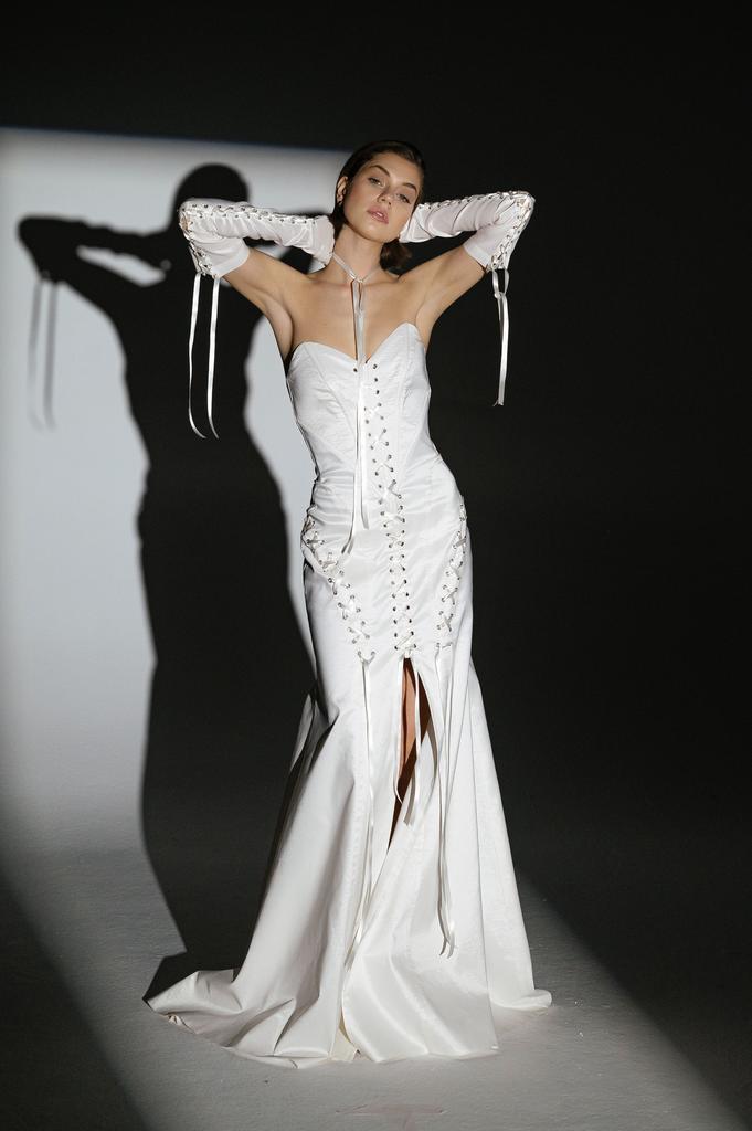 Силуэтное платье со шнуровками