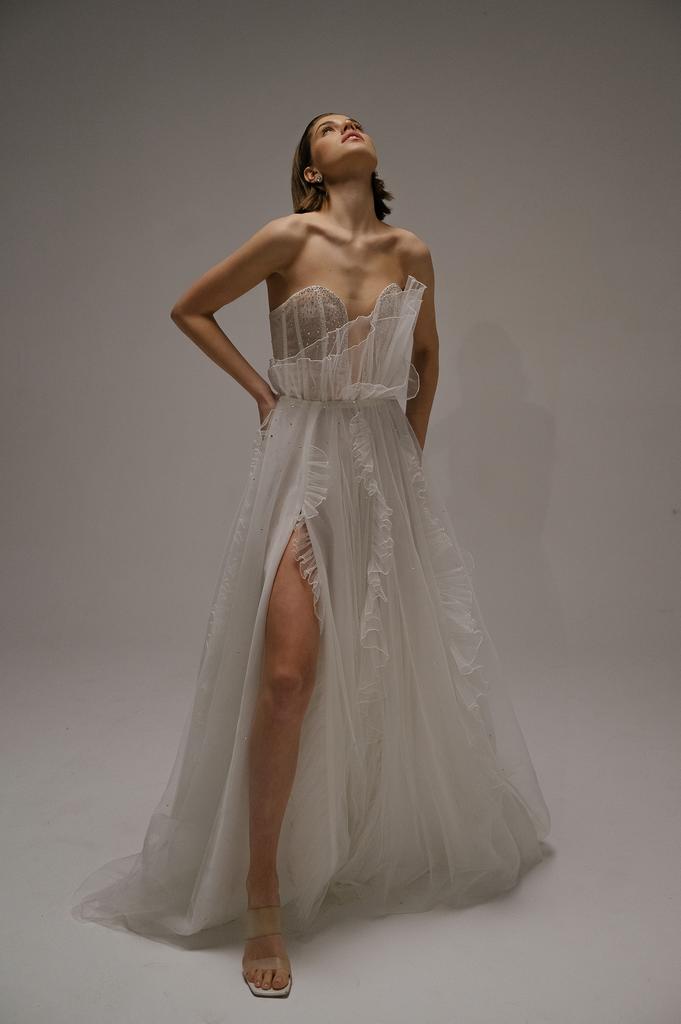 Платье с рюшами и стразами