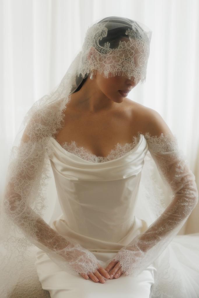 Платье с удлиненным корсетом, драпировками и кружевными рукавами