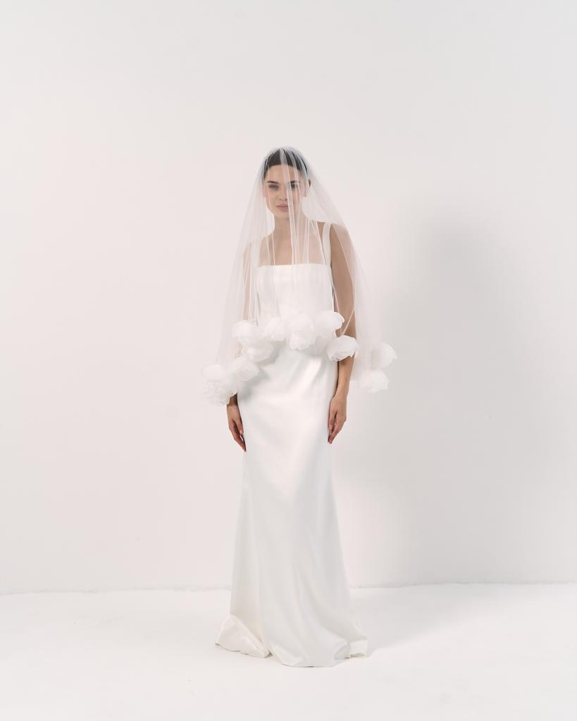 -50%  Фата с цветами перекидная короткая