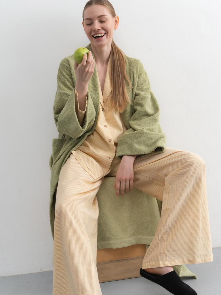 Махровый халат фисташкового цвета от Pure Linen — хлопковый, зелёный, с объёмной текстурой