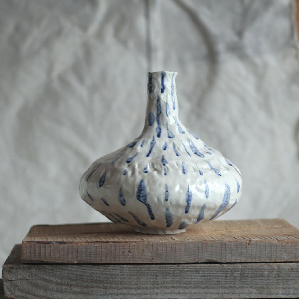 Ваза из белого фарфора