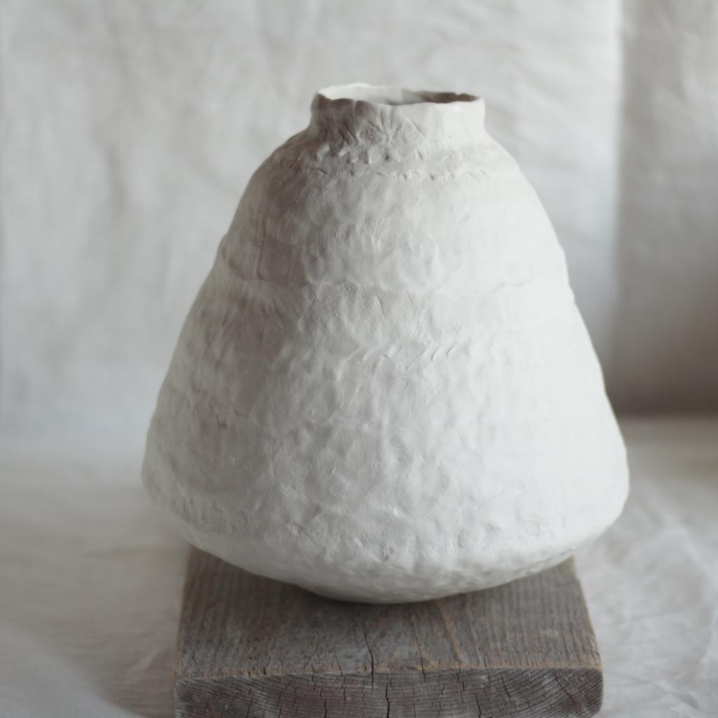 Ваза из белого фарфора