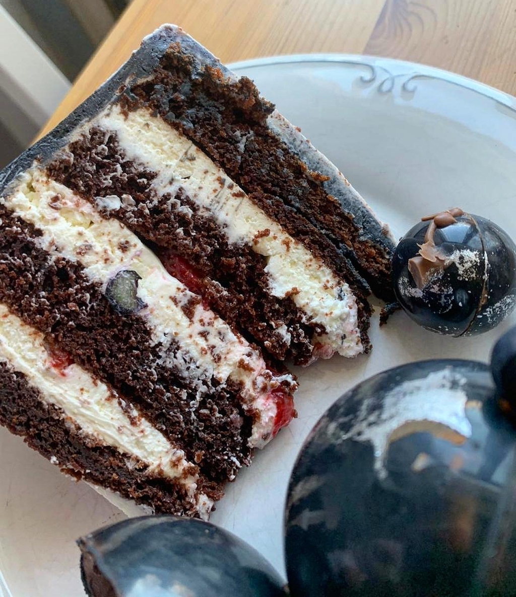 Шоколадная бомба с ягодами внутри