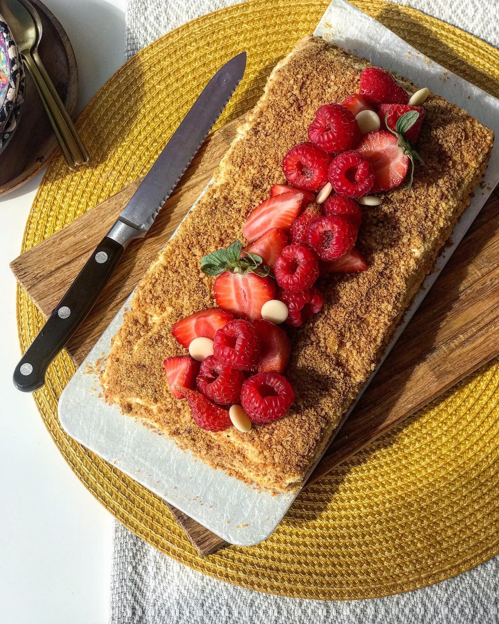 Медовик со сметанным кремом и прослойкой апельсинового курда