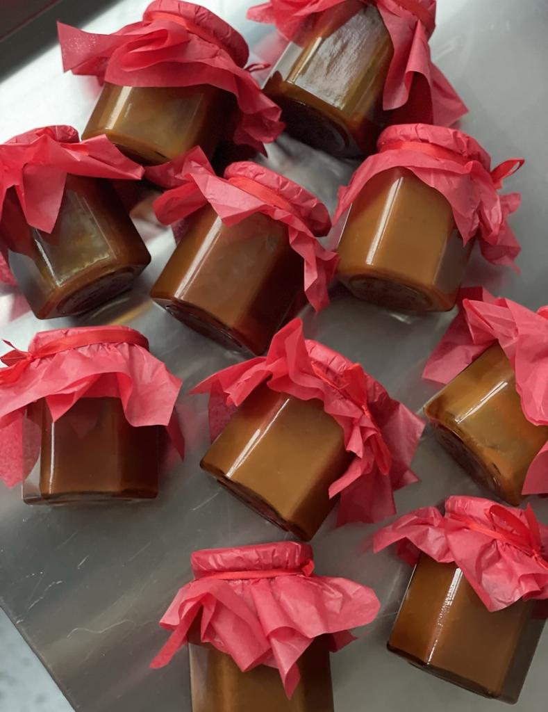 Баночка домашней соленой карамели