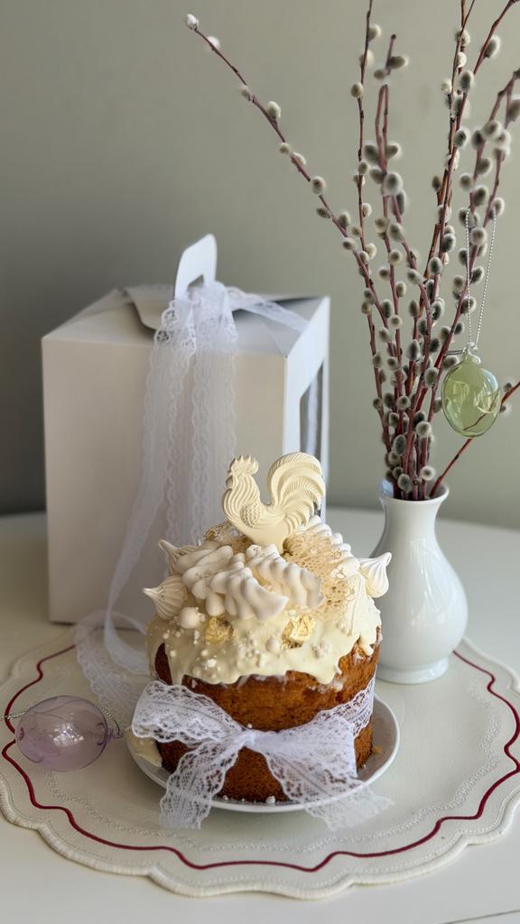 Кулич  в белом