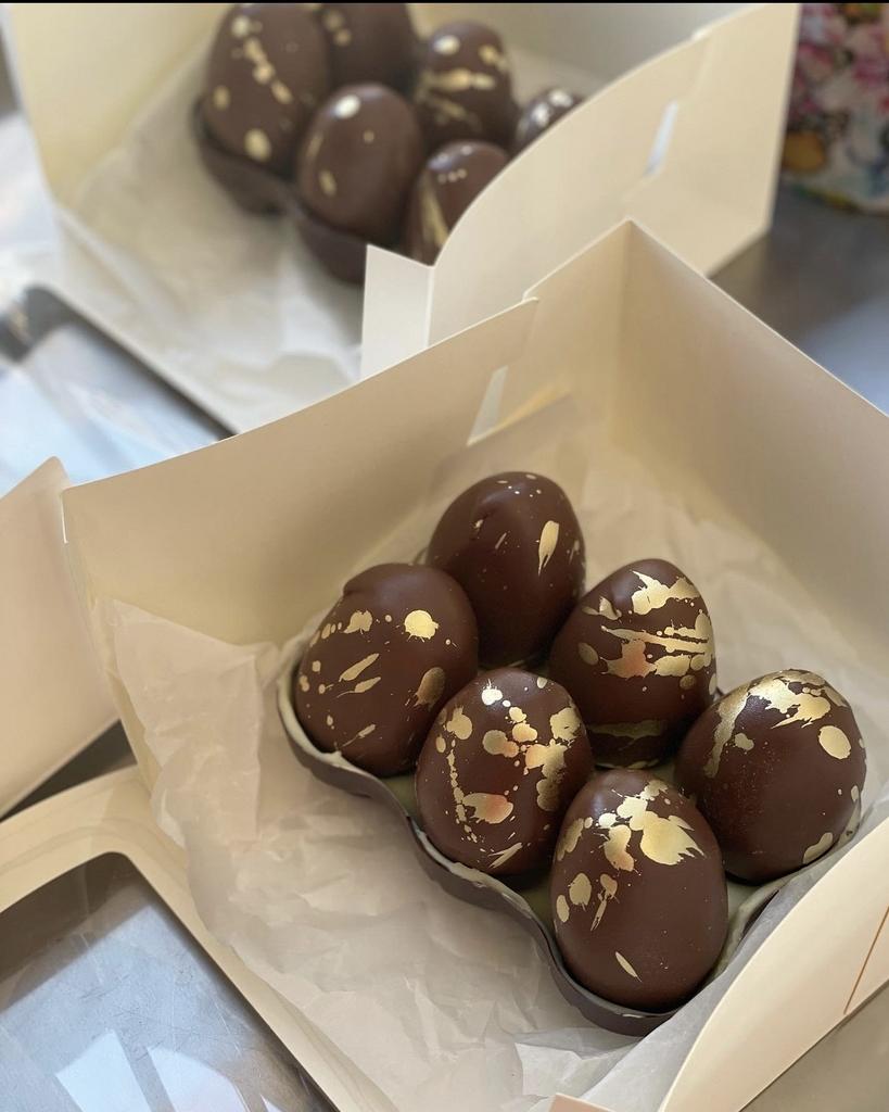 Шоколадные яйца в подставке из бельгийского шоколада.